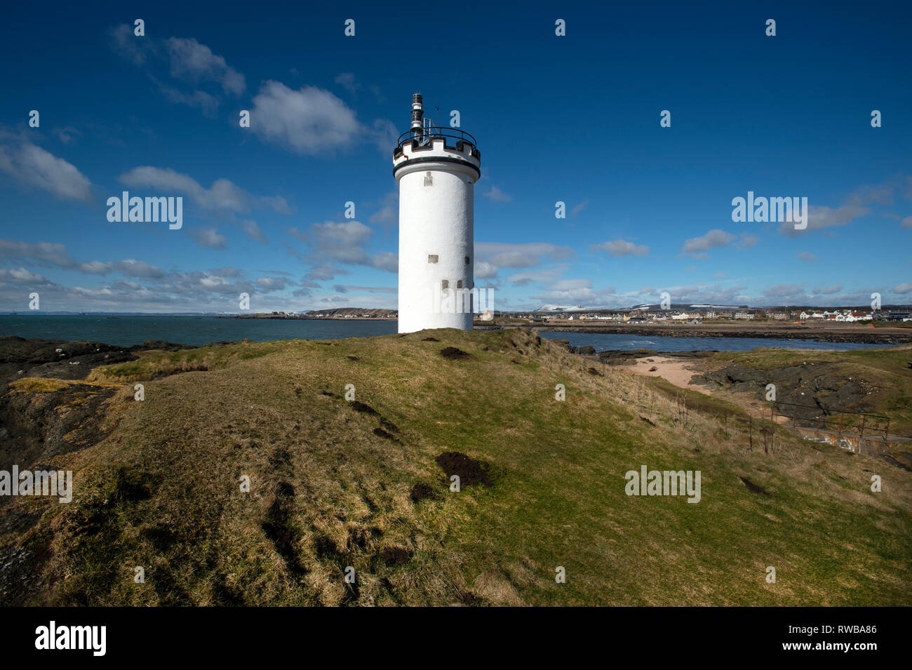 Der Leuchtturm am Elie in Fife Schottland Großbritannien steht auf der gegenüberliegenden Seite Elie Hafen und Ruby Bay Stockfoto