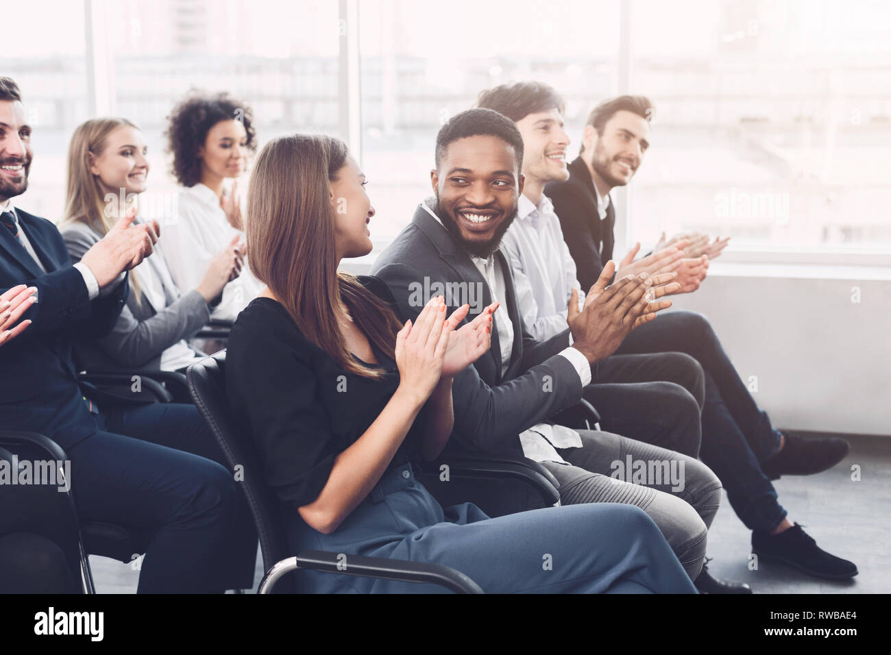 Business Training. Kollegen händeklatschen am Seminar Stockfoto