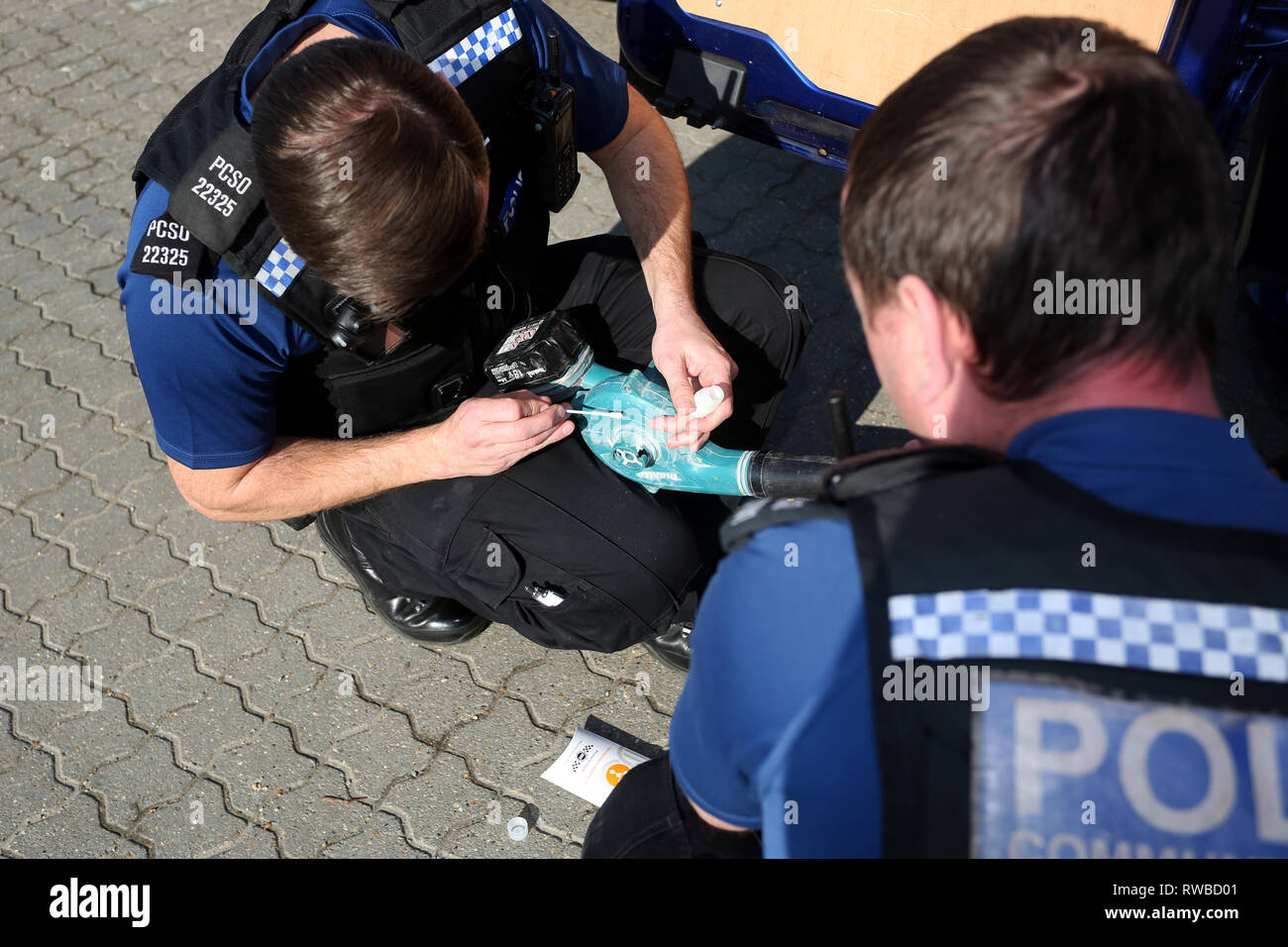 Polizisten abgebildet die Kennzeichnung Bauherren Werkzeuge mit einigen SelectaDNA DNA-Markierungen, um Diebstahl zu verhindern. Chichester, West Sussex, UK. Stockfoto