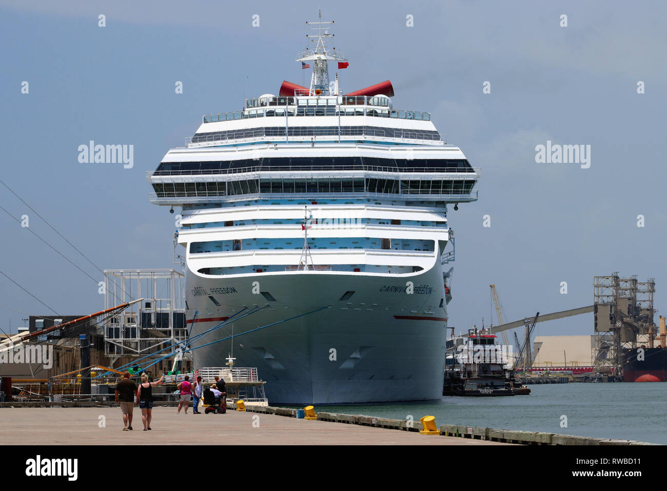 GALVESTON, Texas, USA - Juni 9, 2018: Carnival Freedom Cruise Schiff, vom Carnival Cruise Line betrieben, im Hafen von Galveston, Texas angedockt. Stockfoto