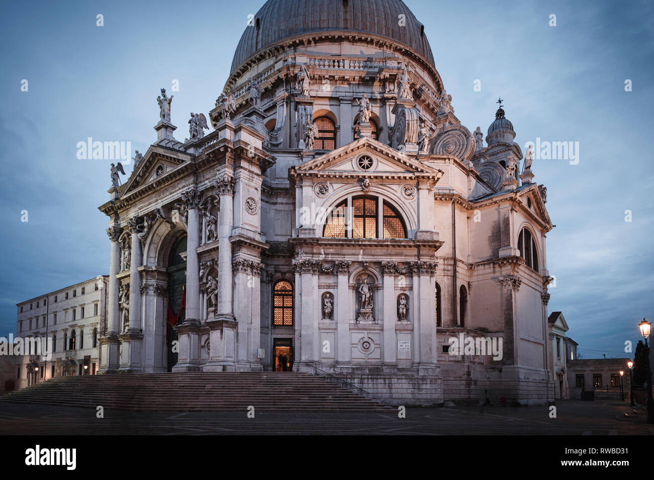Santa Maria della Salute Kirche am Abend, Venedig, Italien Stockfoto