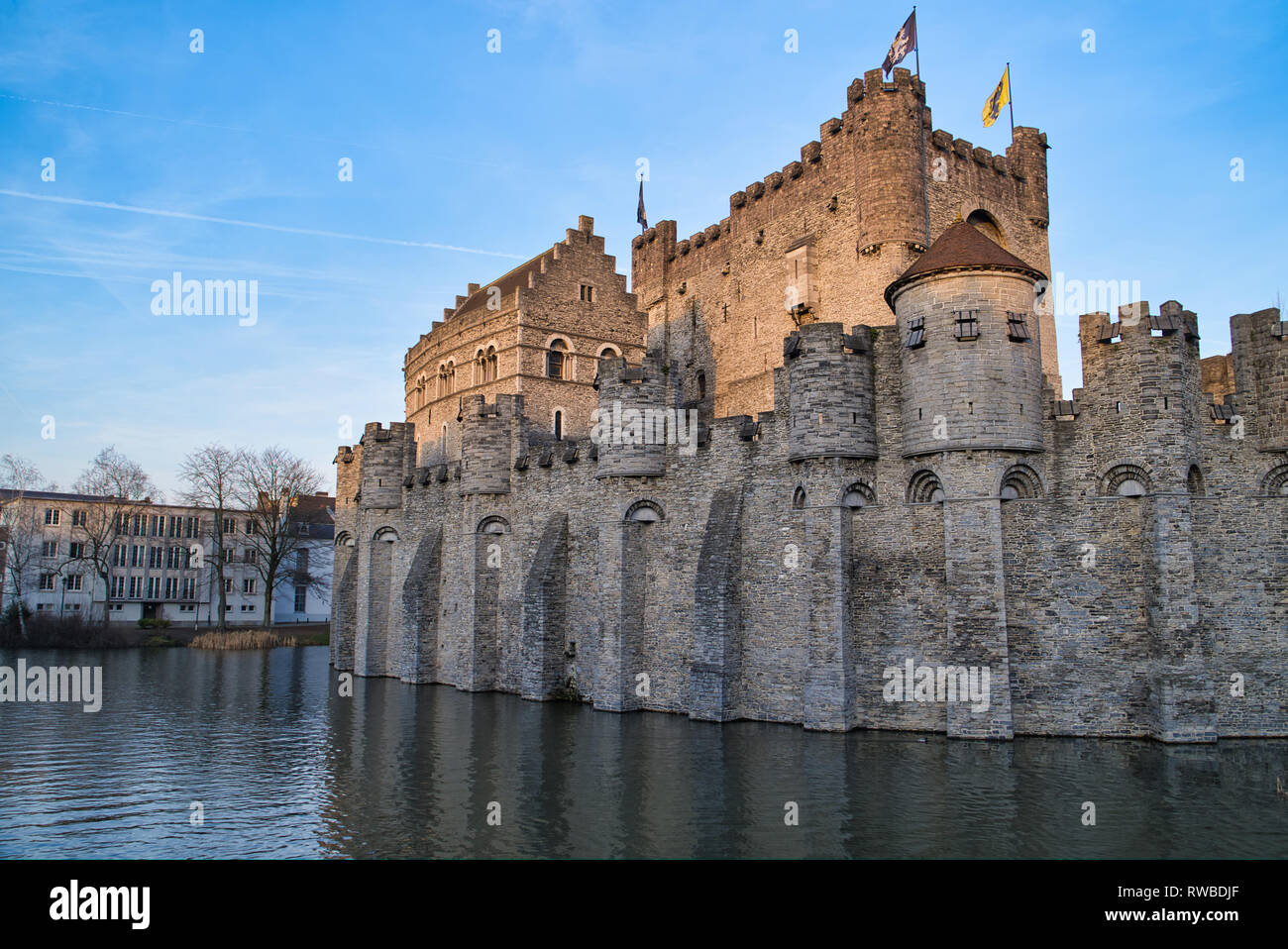 GENT, Belgien - 17. FEBRUAR 2019: Schloss der Grafen von Flandern, einer alten mächtigen Festung aus dem 12. Jahrhundert. Waffen Museum Stockfoto