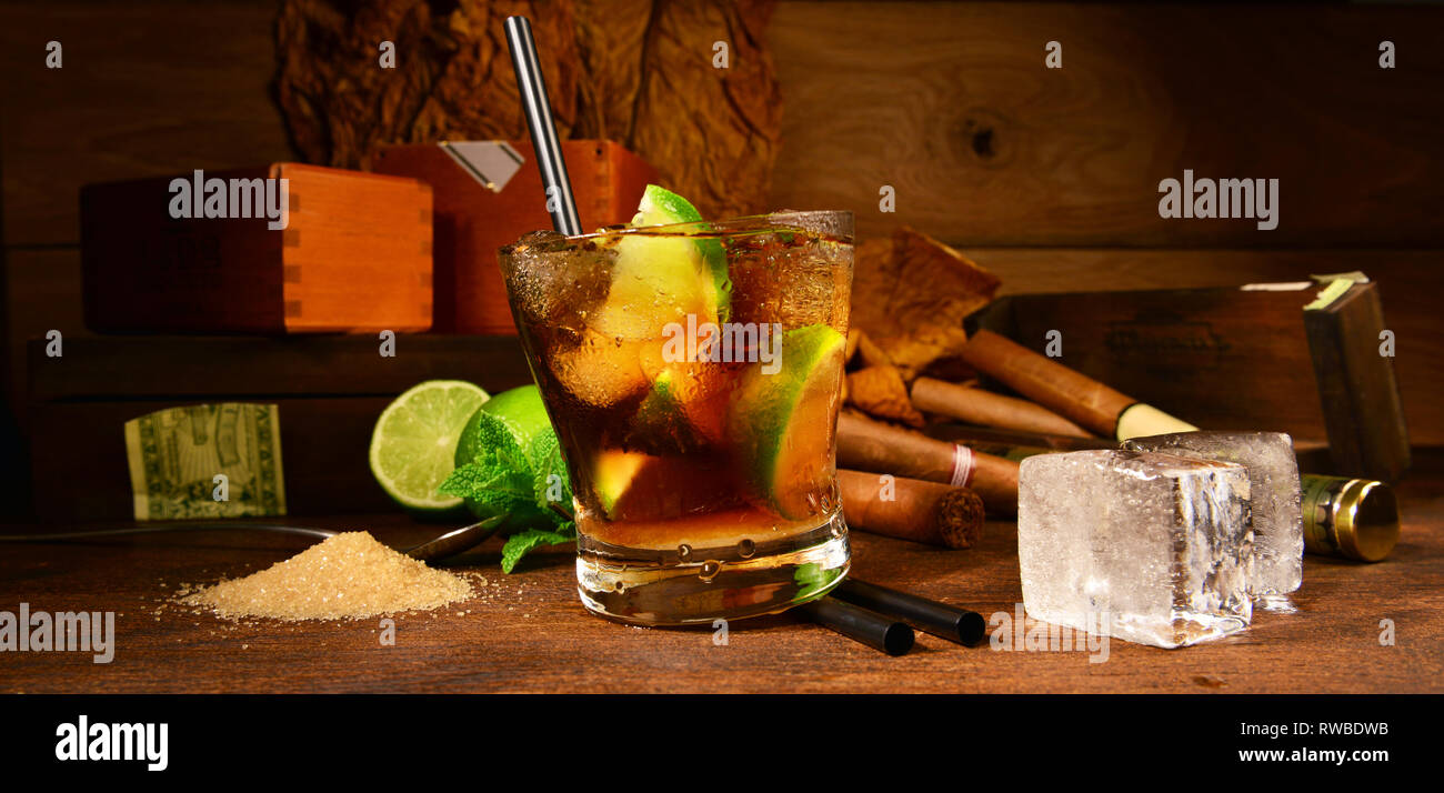 Cuba Libre Cocktail mit Zigarren Stockfoto