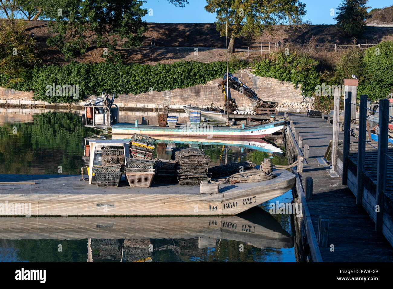 Frankreich, 2018, Frankreich, 2018, Reflexion der günstig Fischerboote auf dem Wasser des Hafens. Stockfoto