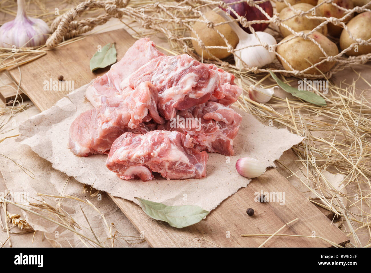 Rohes Schweinefleisch - wirbelsäule oder Bandscheiben. Frisches Fleisch und Zutaten. Im rustikalen Stil. Stockfoto
