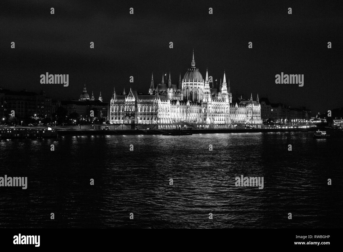 Im ungarischen Parlament in Budapest Schuß über die Donau in der Nacht. Stockfoto