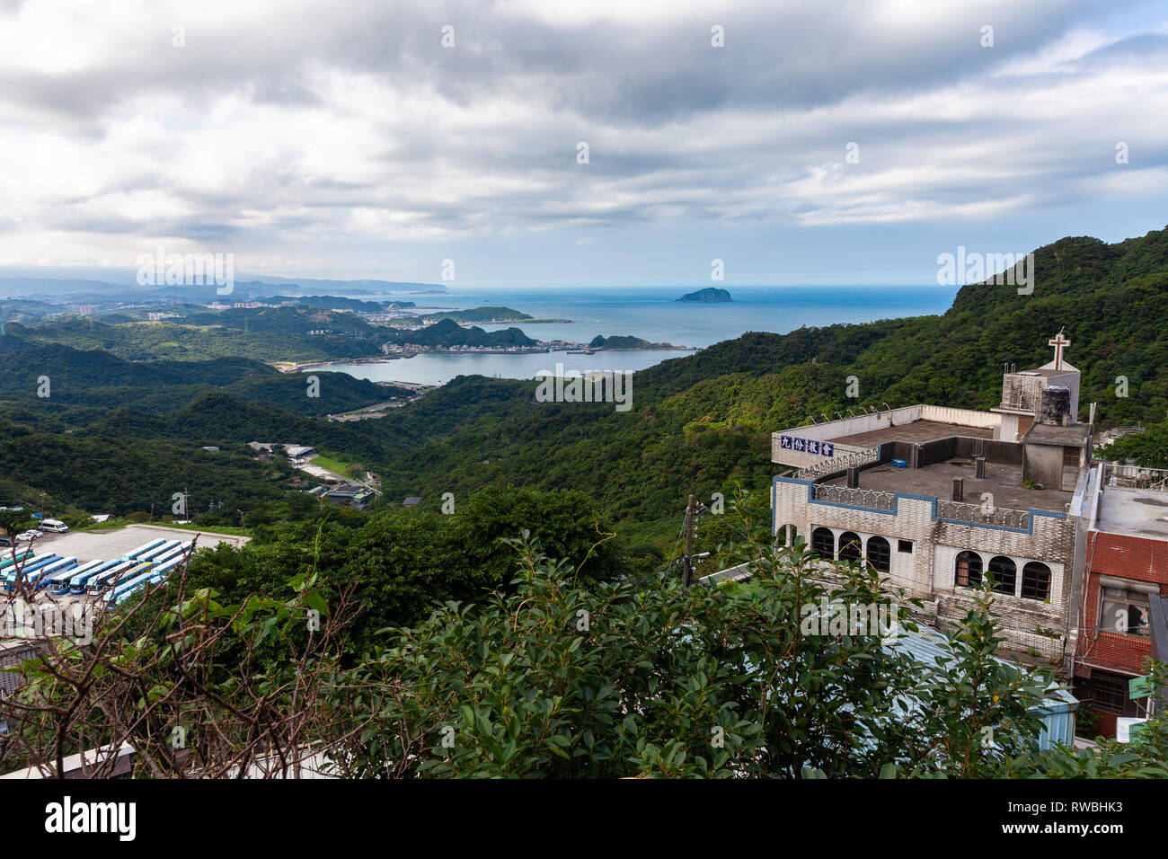Einen herrlichen Blick auf die chinesische Kirche und Pazifischen Ozean vom Jiufen Dorf am 7. November 2018, in Jiufen, Taiwan Stockfoto