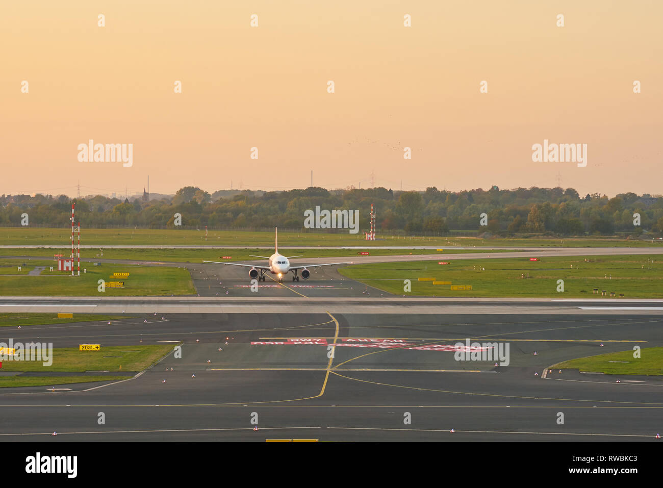 Düsseldorf, Deutschland - ca. Oktober 2018: Flugzeug Taxi am Flughafen Düsseldorf. Stockfoto