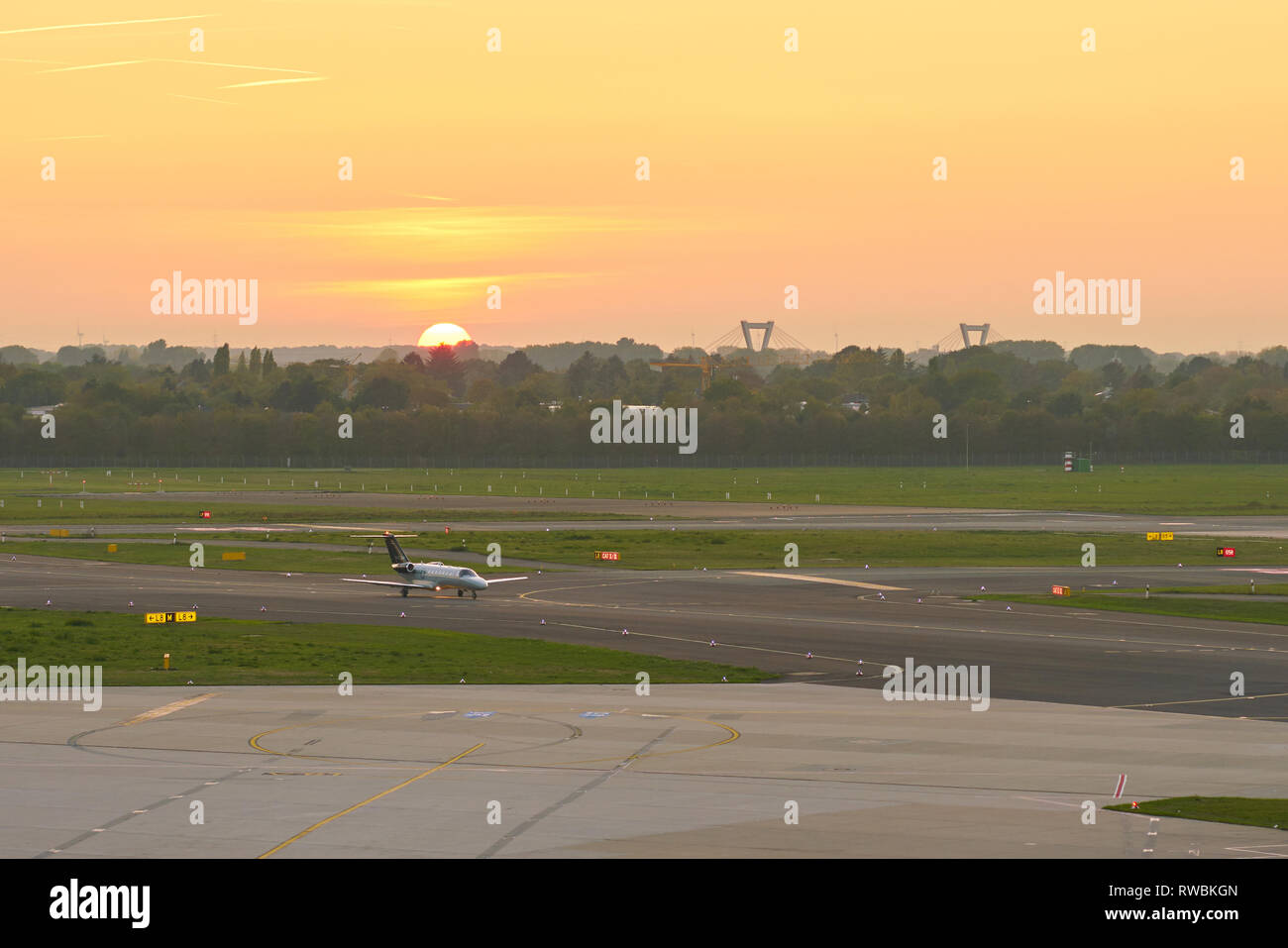 Düsseldorf, Deutschland - ca. Oktober 2018: Flugzeug Taxi am Flughafen Düsseldorf. Stockfoto