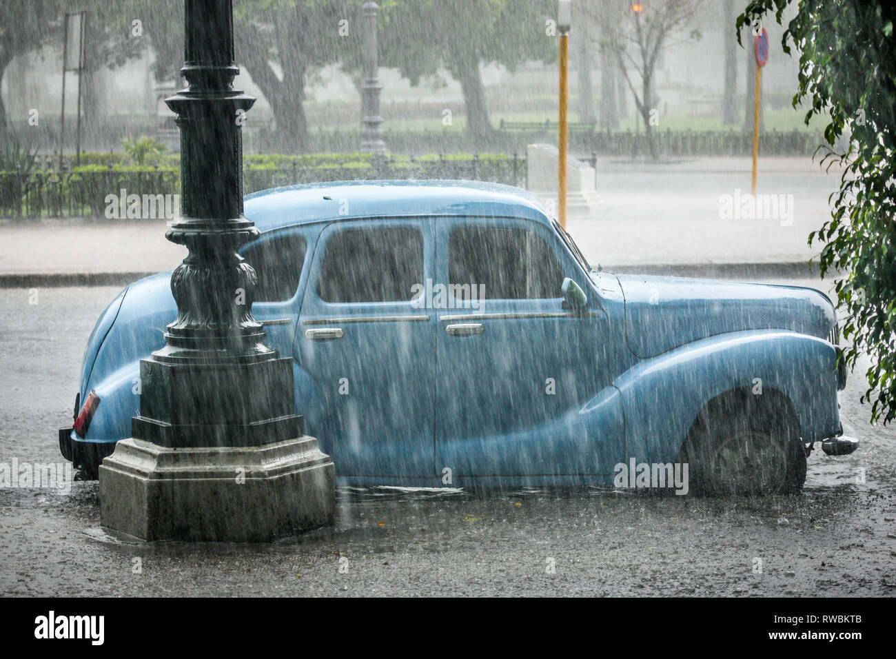 Havanna, Kuba. 28. Mai 2009. Mit vier Türen Ford Prefect auf einer Straße bei einem Gewitter in Havanna, Kuba geparkt. Stockfoto