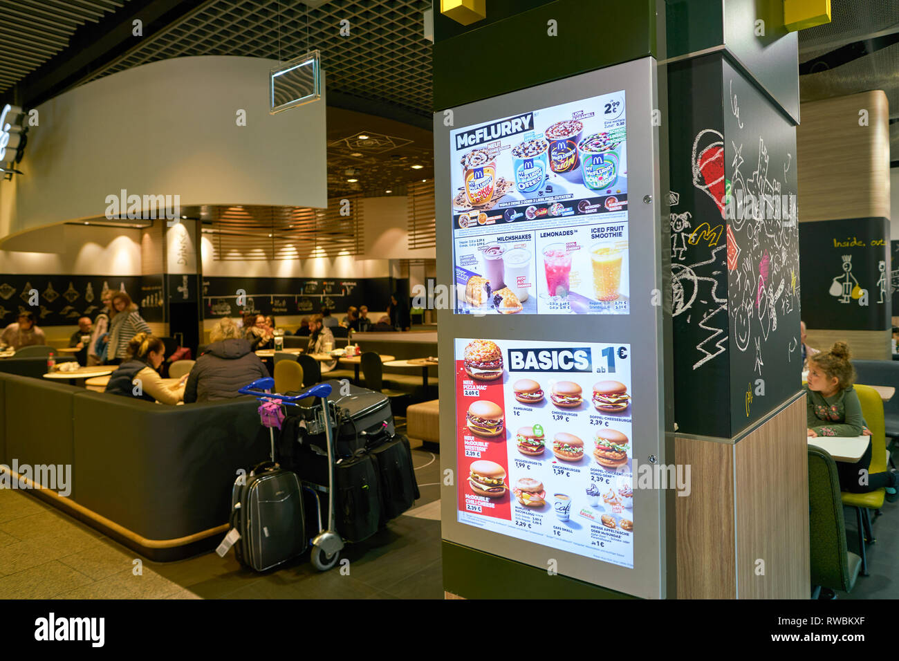 Düsseldorf, Deutschland - ca. Oktober 2018: McDonald's Restaurant im Flughafen Düsseldorf. Stockfoto