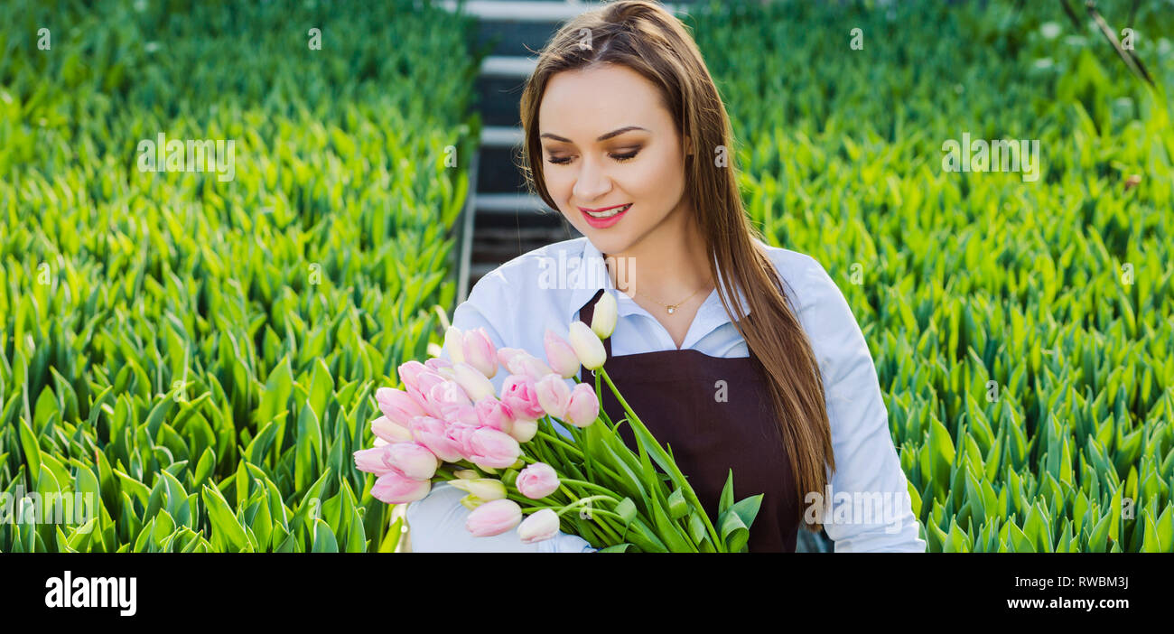 Frau mit einem Blumenstrauß aus Tulpen. Frühling Stockfoto