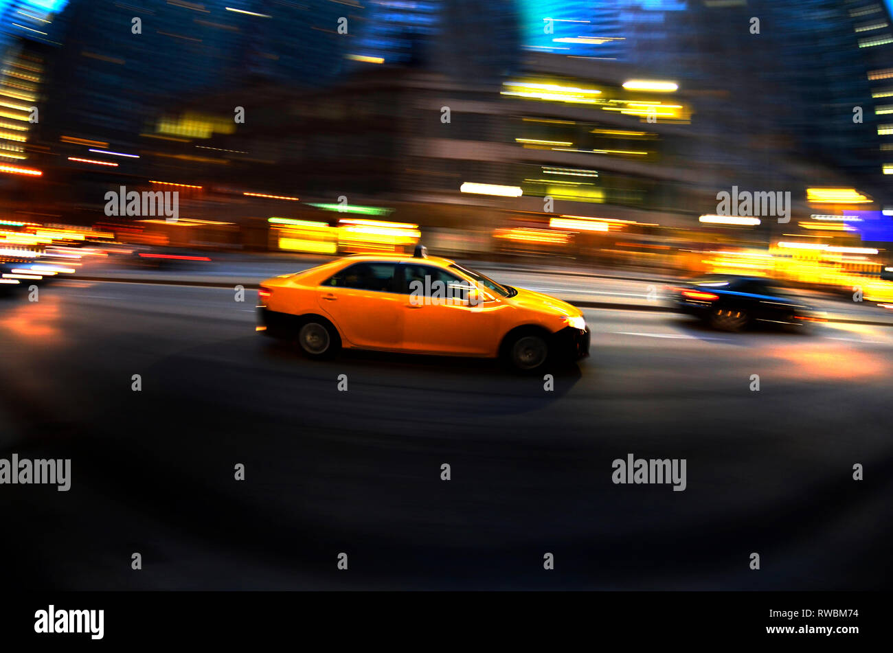 Taxi in der Nacht in einer geschäftigen Stadt Chicago auf Straße fahren schnellen Transport Stockfoto