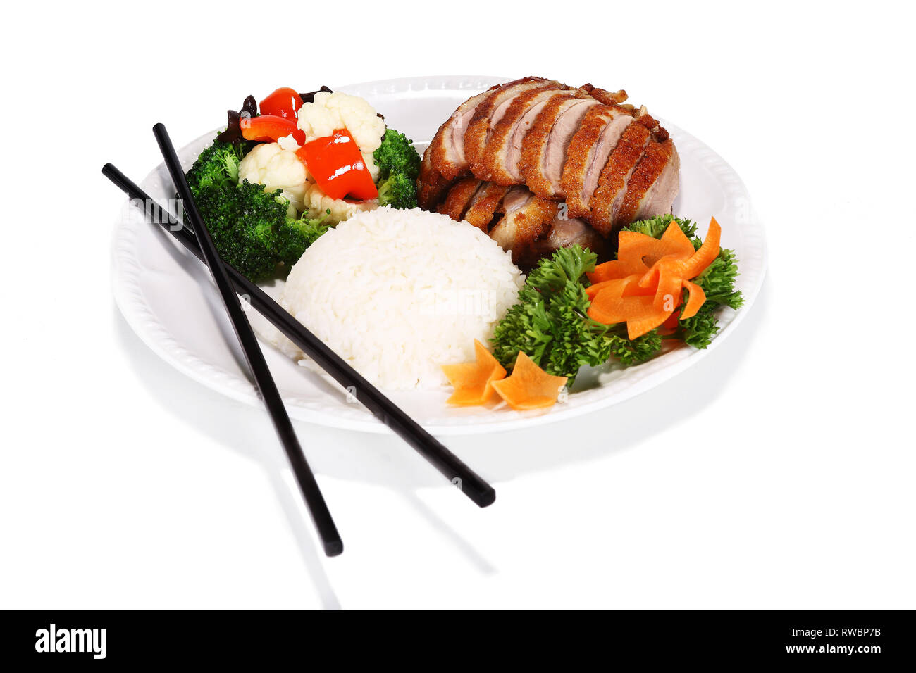 Gebackenes Huhn - eine typische Asiatische/chinesisches Gericht. Auf einem weißen Teller serviert, mit Reis und Salat garniert. Stockfoto