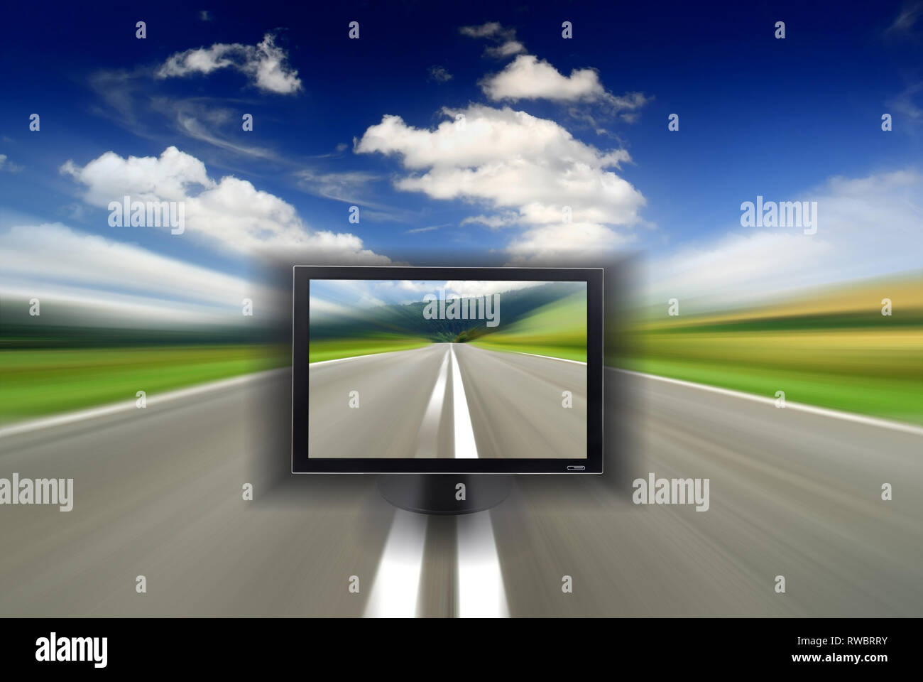 Straße inmitten grüner Felder mit Motion blur Effekt, blauen Himmel im Hintergrund Stockfoto