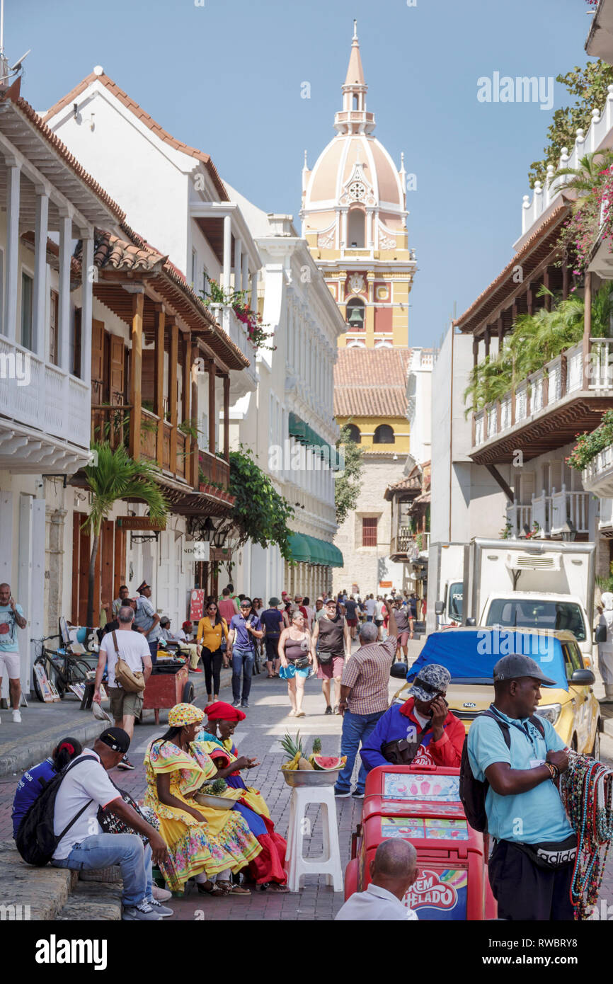 Cartagena Kolumbien,Zentrum,Zentrum,Ciudad Amurallada,Zentrum,Einwohner der spanischen Volksgruppe,enge Straße,Fußgänger,Verkäufer,Stände Buh Stockfoto
