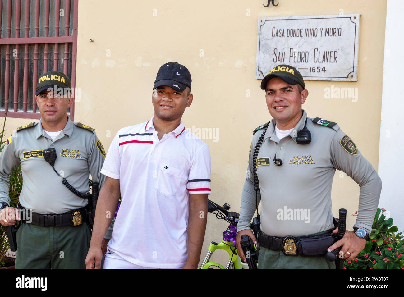 Cartagena Kolumbien, Plaza San Pedro Claver, Einwohner von Hispanic, Nationalpolizei, polizei, Offizier, Uniform, COL190119132 Stockfoto