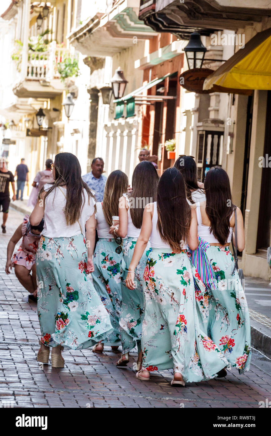 Cartagena Kolumbien,Zentrum,Ciudad Amurallada,Centro,Einwohner von Hispanic,schmale Straße,Fußgänger,Frauen,junge Erwachsene,Junggesellinnenabschied, Stockfoto