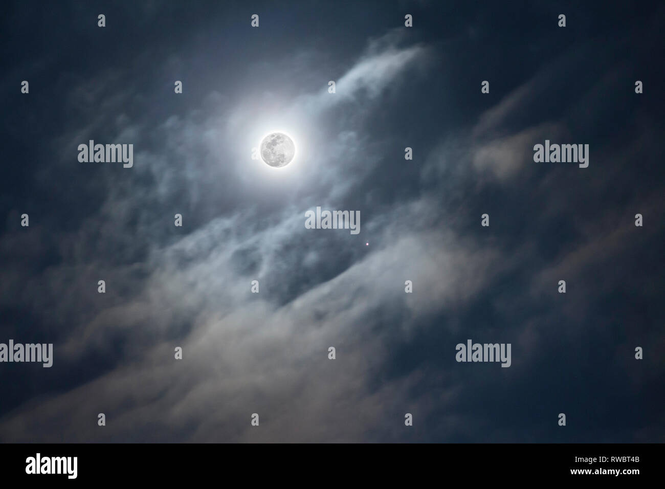 Vollmond an bewölkten Himmel Hintergrund. Planet Jupiter mit Monden. Teleskop Astrofotografie. Astronimical Ereignis Stockfoto