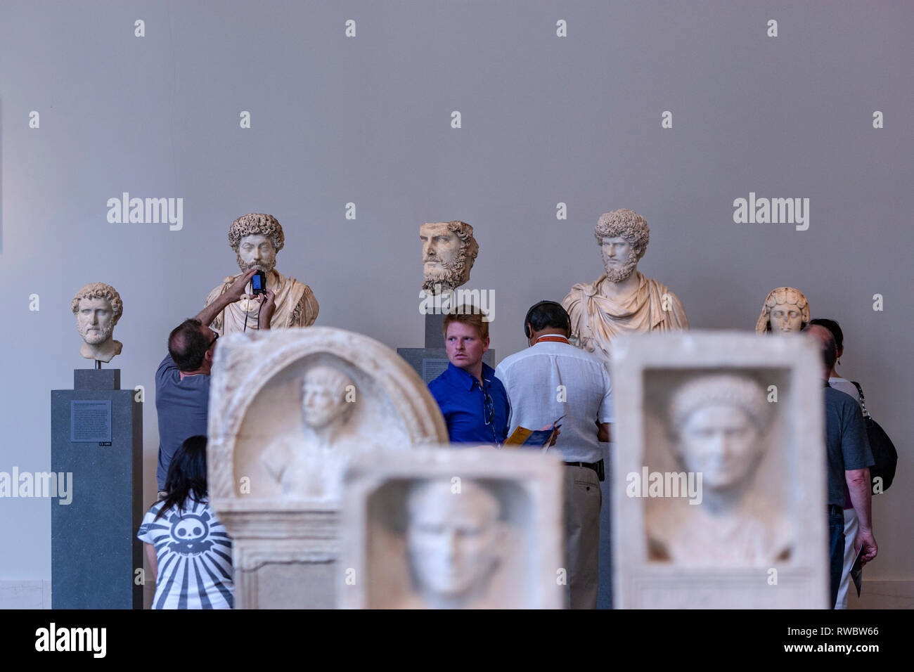 Besucher der Aufnahme von Marmor Porträt des Co-Kaiser Lucius Verus, römischen Porträts: Skulpturen aus Stein, das Metropolitan Museum der Kunst Stockfoto