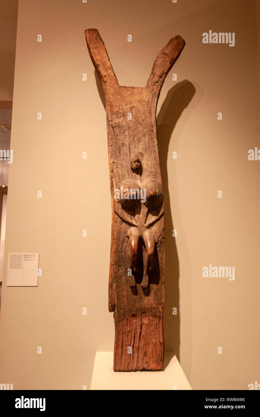 Holz Togu na Die Post: Weibliche Figur, Mali Dogon Völker, das Metropolitan Museum der Kunst, Manhattan, New York USA Stockfoto