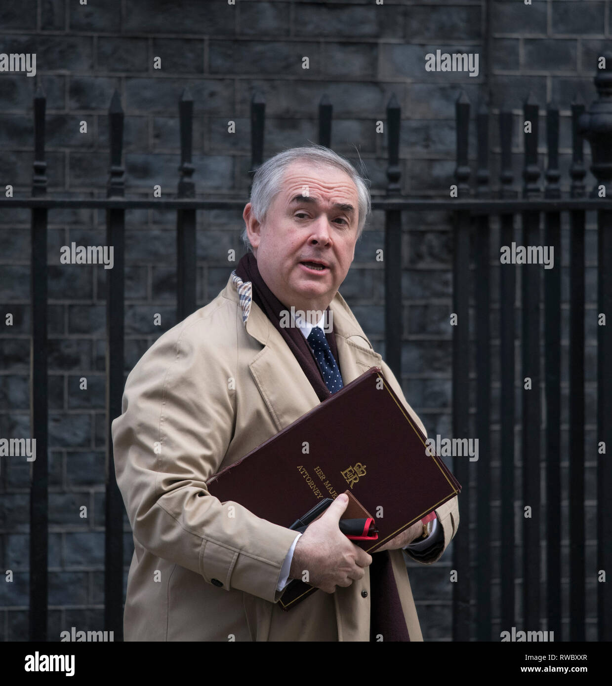 Downing Street, London, UK. Vom 5. März 2019. Geoffrey Cox QC, Attorney General verlässt Downing Street nach der wöchentlichen Kabinettssitzung vor der Reise nach Brüssel für einen Nachmittag Brexit treffen. Credit: Malcolm Park/Alamy Leben Nachrichten. Stockfoto