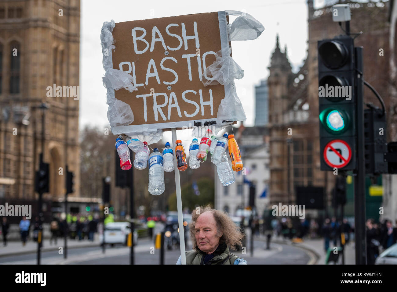 London, Großbritannien. 5. Mär 2019. Sie verbotene Asbest/bash der Kunststoff Papierkorb - Ein anti Kunststoff solo Protest außerhalb des Parlaments. Credit: Guy Bell/Alamy leben Nachrichten Stockfoto