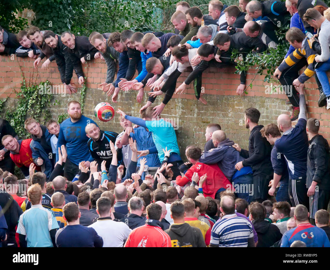 Ashbourne, Derbyshire, UK. 5 Mär, 2019. Ashbourne Royal Faschings Fußballspiel am Faschingsdienstag. Ye Olde & antiken mittelalterlichen hugball Spiel ist der Vorläufer zum Fußball. Es ist zwischen zwei Mannschaften, die bis 'Ards & Down' orientieren sich an den von der Henmore Bach Fluss getrennt gespielt. Die Ziele sind 3 Meilen auseinander an Sturston Mühle & Clifton Mühle. Charles Cotton Gedicht Burleske auf dem großen Frost, dating von 1683, erwähnt dies Spiel in Ashbourne. Er war der Cousin von Aston Cockayne Baronet von Ashbourne, Derbyshire. Quelle: Doug Blane/Alamy leben Nachrichten Stockfoto