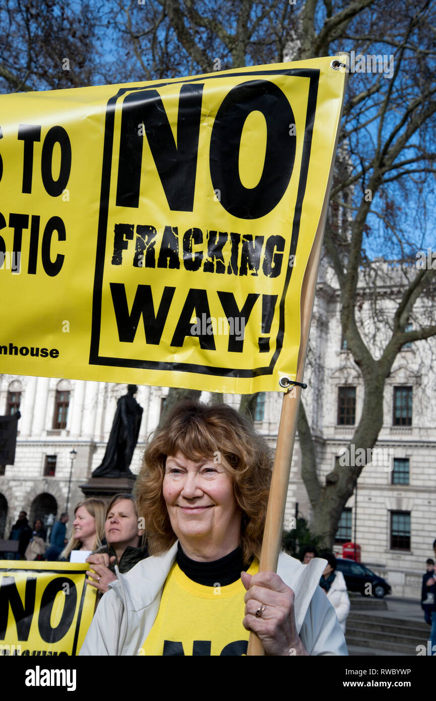 London, Großbritannien. 05 Mär, 2019. Parliament Square, Westminster, London. Protest gegen Fracking in Derbyshire. Hält eine Frau ein Banner mit der Aufschrift "Keine Fracking Weise". Credit: Jenny Matthews/Alamy leben Nachrichten Stockfoto