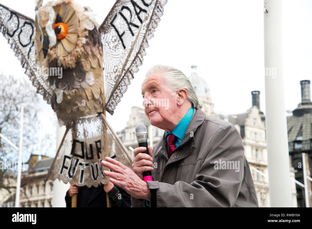 London, Großbritannien. 05 Mär, 2019. Parliament Square, Westminster, London. Protest gegen Fracking in Derbyshire. Dennis Skinner, MP für Bolsover mit einem riesigen Papier Eule - seltene Eulen sind eine Tierarten bedroht, wenn Fracking voran geht. Credit: Jenny Matthews/Alamy leben Nachrichten Stockfoto