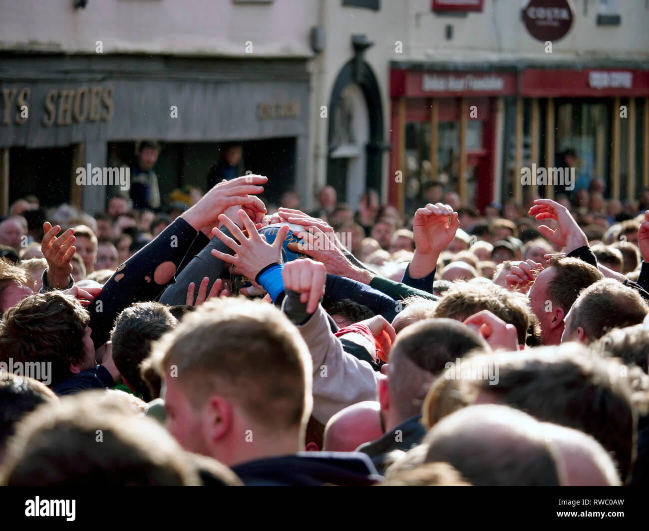 Ashbourne, Derbyshire, UK. 5 Mär, 2019. Ashbourne Royal Faschings Fußballspiel am Faschingsdienstag. Ye Olde & antiken mittelalterlichen hugball Spiel ist der Vorläufer zum Fußball. Es ist zwischen zwei Mannschaften, die bis 'Ards & Down' orientieren sich an den von der Henmore Bach Fluss getrennt gespielt. Die Ziele sind 3 Meilen auseinander an Sturston Mühle & Clifton Mühle. Charles Cotton Gedicht Burleske auf dem großen Frost, dating von 1683, erwähnt dies Spiel in Ashbourne. Er war der Cousin von Aston Cockayne Baronet von Ashbourne, Derbyshire. Quelle: Doug Blane/Alamy leben Nachrichten Stockfoto