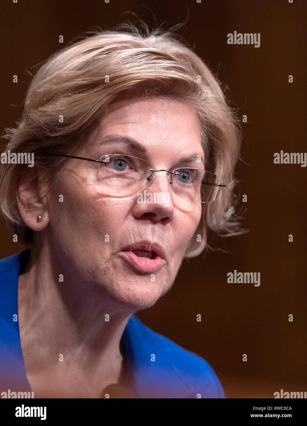 Washington, Vereinigte Staaten von Amerika. 05 Mär, 2019. United States Senator Elizabeth Warren (Demokrat aus Massachusetts) Fragen Zeugen während der US-Senat im Ausschuss für Gesundheit, Bildung, Arbeit und Pensionen Ausschuss Anhörung zu "Impfstoffe retten Leben: Was treibt die vermeidbaren Krankheiten?" auf dem Capitol Hill in Washington, DC am Dienstag, 5. März 2018. Credit: Ron Sachs/CNP | Verwendung der weltweiten Kredit: dpa/Alamy leben Nachrichten Stockfoto