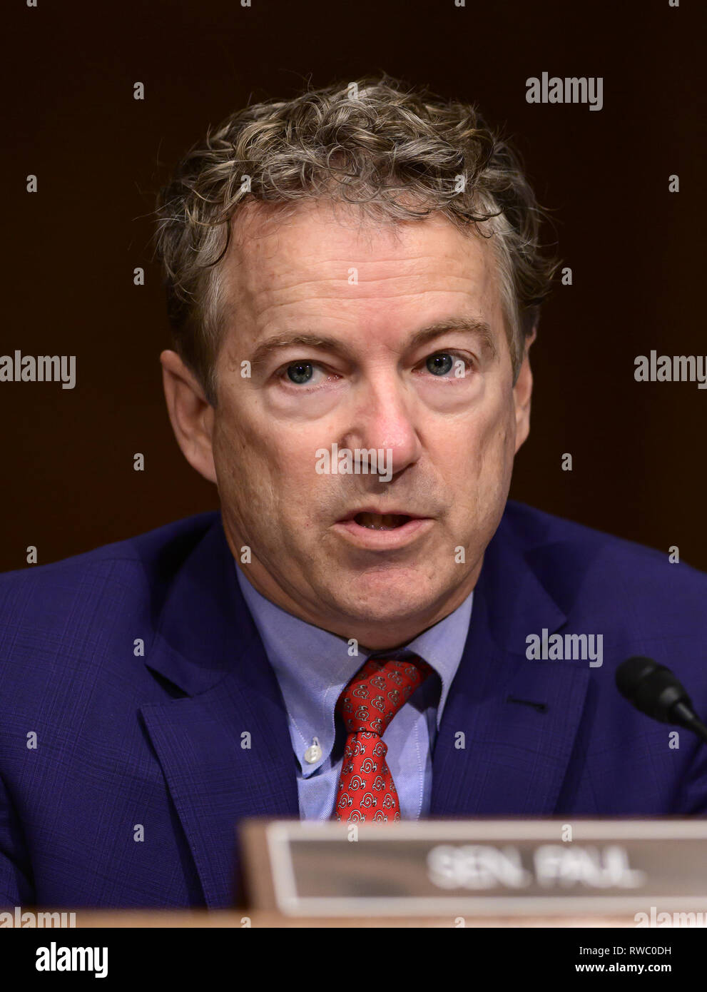 Washington, District of Columbia, USA. 5 Mär, 2019. United States Senator Paul Rand (Republikaner von Kentucky) Fragen Zeugen während der US-Senat im Ausschuss für Gesundheit, Bildung, Arbeit und Pensionen Ausschuss Anhörung auf ''Impfstoffe retten Leben: Was treibt die vermeidbaren Krankheiten?" "auf dem Capitol Hill in Washington, DC am Dienstag, 5. März 2018 Credit: Ron Sachs/CNP/ZUMA Draht/Alamy leben Nachrichten Stockfoto