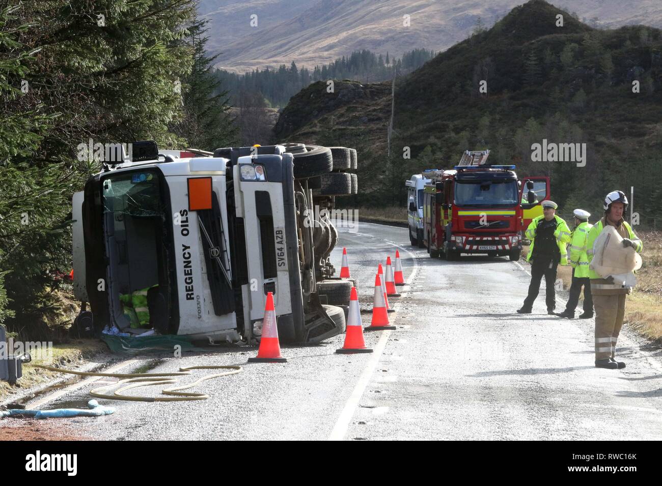 Inverness, Schottland, Großbritannien. 05 Mär, 2019. Vom 5. März 2019: Ein Kraftstoff Lkw mit Roter Diesel überschlug sich auf der A 87, die zur Straße für mehrere Stunden geschlossen wird als Feuerwehrleute arbeiteten die leckt Kraftstoff zu enthalten. Der Fahrer des Fahrzeugs wurde Raigmore Hospital in Inverness mit einer Armverletzung genommen. Foto: Andrew Smith/Alamy leben Nachrichten Stockfoto