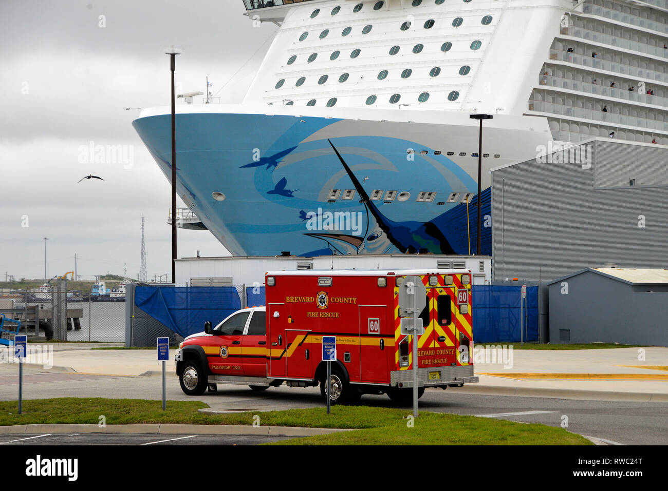 Port Canaveral, Florida, USA. März 5, 2019. Norwegian Cruise Lines "Escape" kommt am Hafen Canaveral nach mehreren Passagieren auf See wurden verletzt. Die "Flucht" auf 115 MPH Winden, nachdem sie aus New York auf dem Weg nach Florida fuhren. Das Schiff war unbeschädigt und Sie nächsten Anlaufhafen fortsetzen. Mehr als 15 Einsatzfahrzeuge von Canaveral Feuerwehr und Brevard County Fire Rescue eingetragen am Kai, wie das Schiff angedockt wurde. Verletzte Passagiere wurden mit lokalen Krankenhäusern für die Behandlung und Auswertung transportiert. Foto Julian Porree/Alamy leben Nachrichten Stockfoto