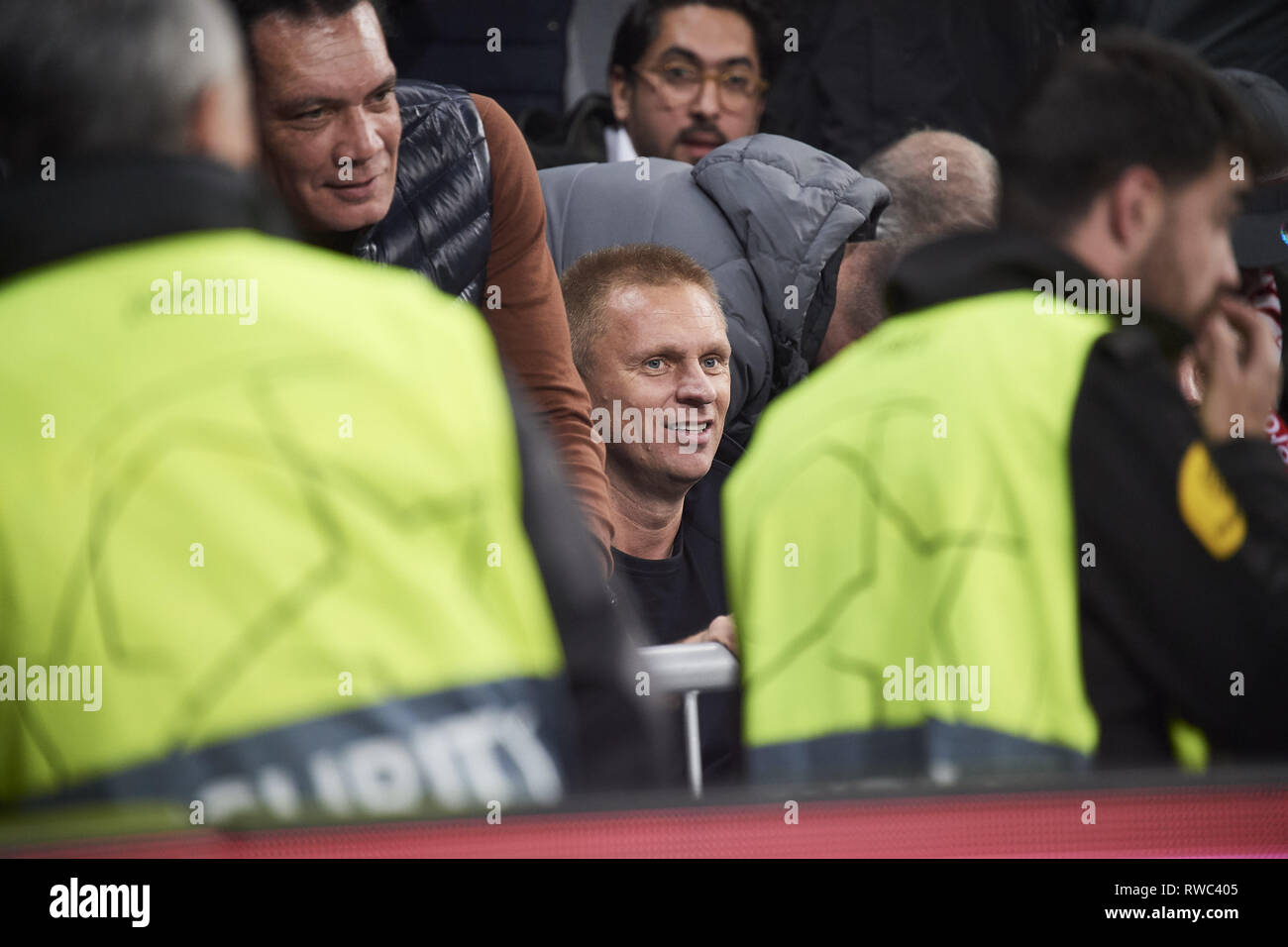 Madrid, Spanien. 5 Mär, 2019. AFC Ajax Fans in Aktion während der UEFA Champions League Runde 16 zweite Bein Spiel zwischen Real Madrid und AFC Ajax in Santiago Bernabeu am 5. März 2019 in Madrid, Spanien Credit: Jack Abuin/ZUMA Draht/Alamy leben Nachrichten Stockfoto