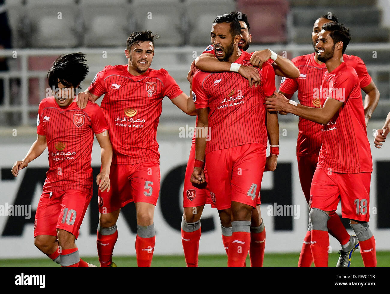 Doha, Katar. 5 Mär, 2019. Prairie Benatia (C) von Al Duhail SC feiert mit Mannschaftskameraden für sein Ziel in der AFC Champions League Gruppe C Fußballspiel zwischen Katar Al Duhail SC und des Iran Esteghlal FC am Abdullah Bin Khalifa Stadion in Doha, der Hauptstadt von Katar, am 5. März 2019. Al Duhail SC gewann 3-0. Credit: Nikku/Xinhua/Alamy leben Nachrichten Stockfoto