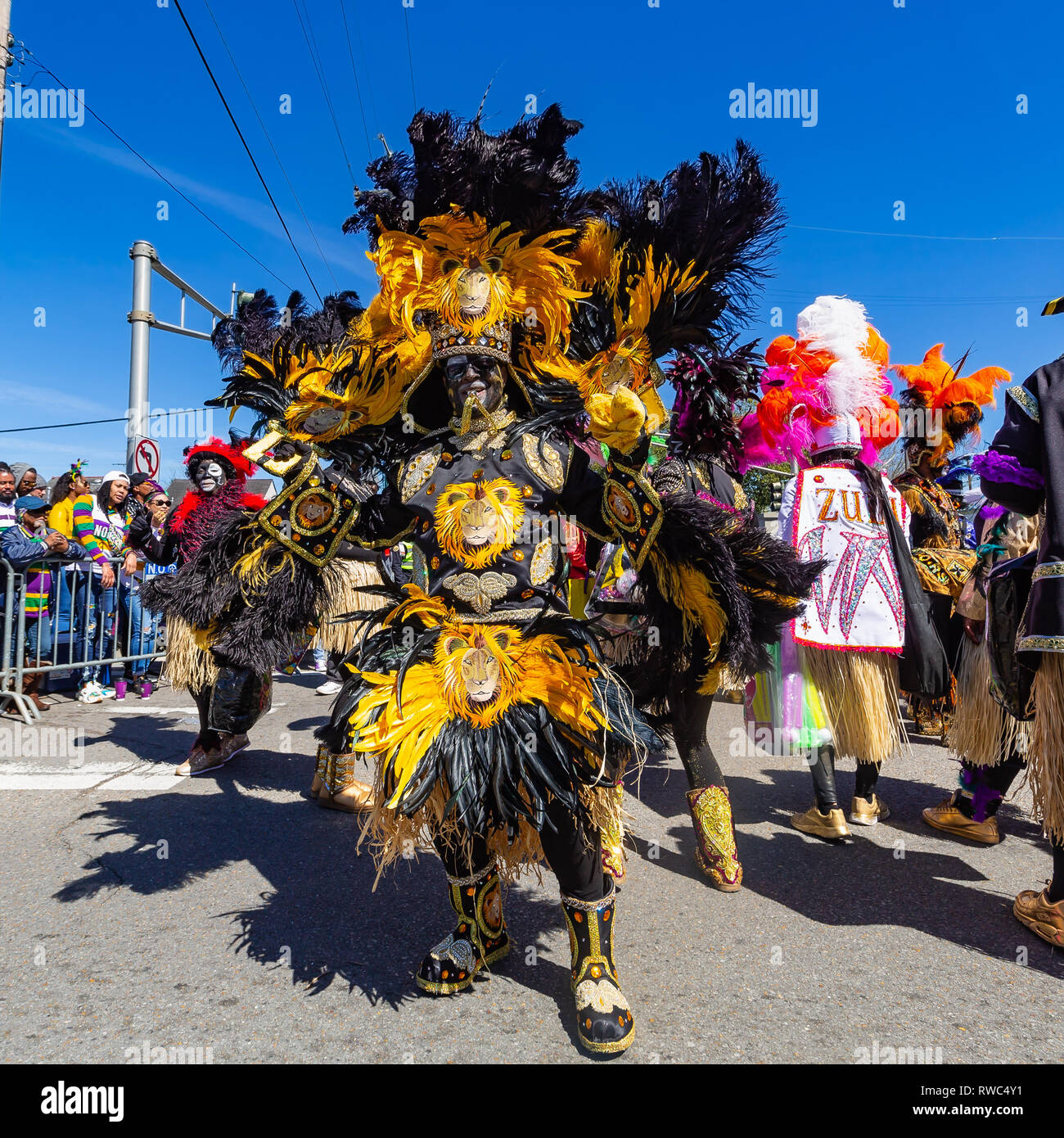 New Orleans, LA USA vom 5. März 2019 die Zulu soziale Beihilfen & Pleasure Club auf die Straße gingen, auf Fetten Dienstag mit ihren traditionellen Kostümen von Gras Röcke und und Unterschrift Mardi Gras wirft die handbemalte Kokosnuss. Credit: Tom Pumphret/Alamy leben Nachrichten Stockfoto