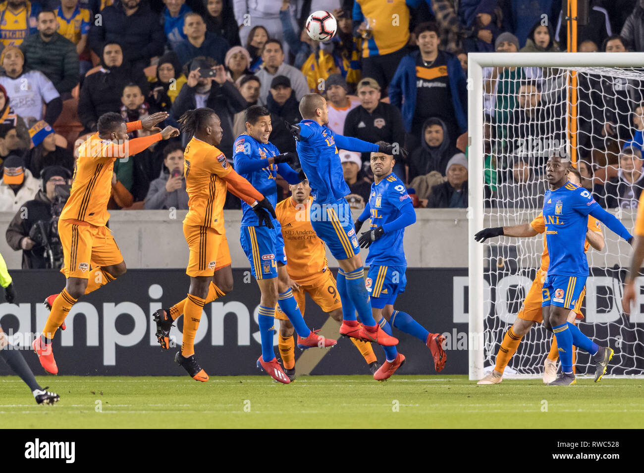 Houston, Texas, USA. 05 Mär, 2019. Februar 26, 2019: UANL Tigres defender Hugo Ayala (4) und Houston Dynamo vorwärts Albertino Elis (17) während der CONCACAF Champions League Viertelfinale Spiel 18 Bein 1 zwischen den UANL Tigres und Houston Dynamo bei BBVA Compass Stadion in Houston, Texas die Kerbe an der Hälfte 0-0 © Maria Lysaker/CSM. Credit: Cal Sport Media/Alamy leben Nachrichten Stockfoto