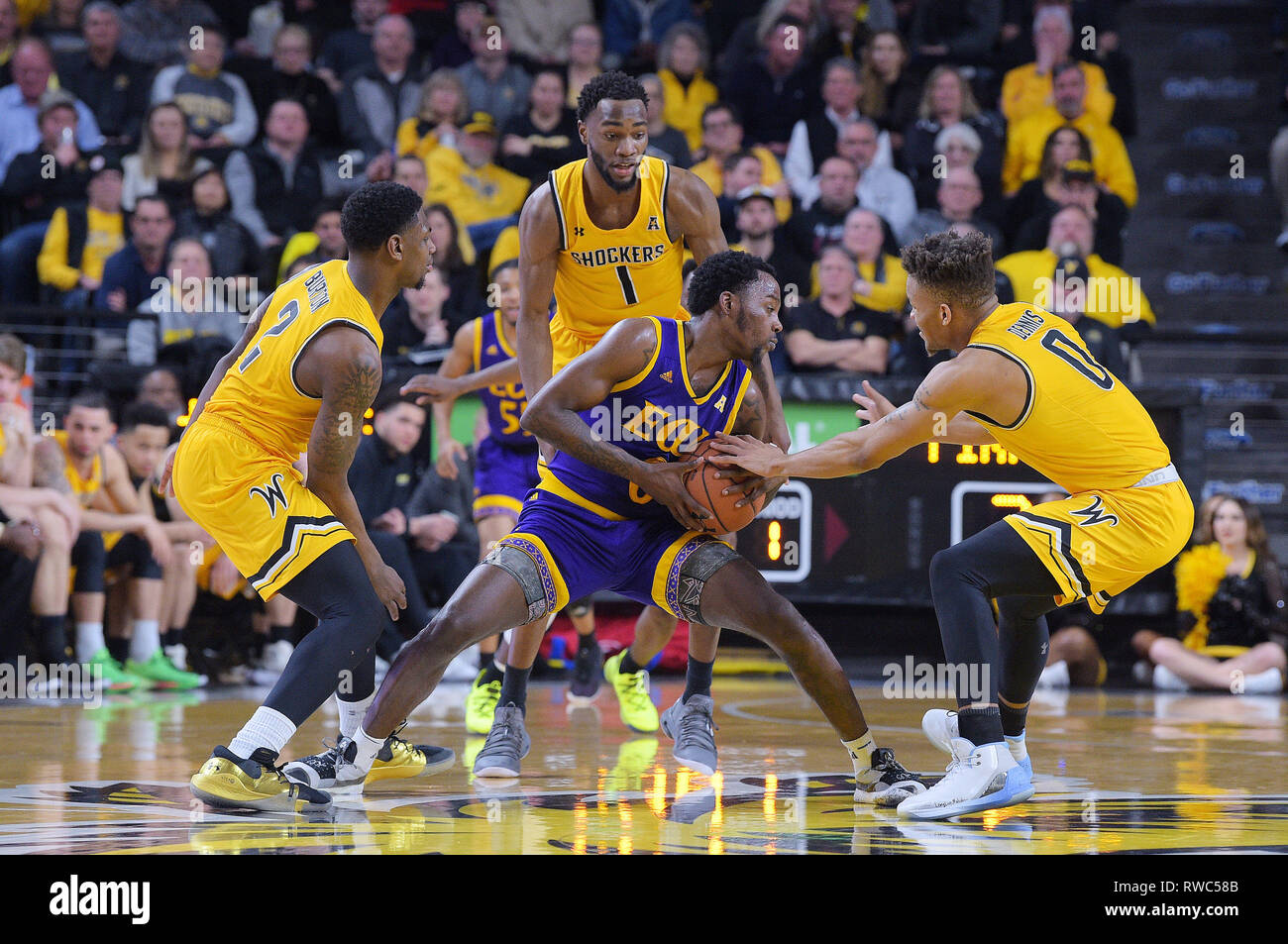 Wichita, Kansas, USA. 05 Mär, 2019. East Carolina Pirates guard Isaac Fleming (0) findet sich in einer Falle von Wichita Zustand Shockers guard Jamarius Burton (2) und die Wichita State Shockers guard Dexter Dennis (0) als Wichita Zustand Shockers guard Wichita State vorwärts Shockers Markis McDuffie (1) sieht während der NCAA Basketball Spiel zwischen der ECU-Piraten und die Wichita State Shockers an Charles Koch Arena in Wichita, Kansas. Kendall Shaw/CSM/Alamy leben Nachrichten Stockfoto