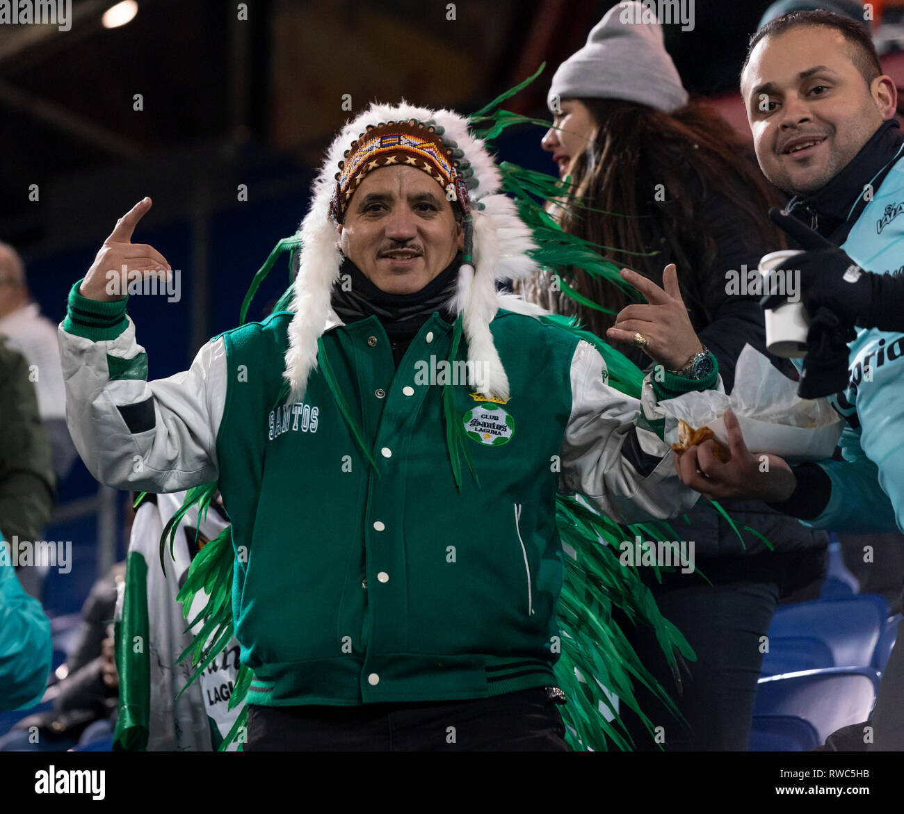 Harrison, NJ - 5. März, 2019: Santos Laguna Unterstützer feiert Sieg während der Scotiabank CONCACAF Champions League Viertelfinale gegen Red Bulls bei Red Bull Arena Santos gewann 2 - 0 Stockfoto