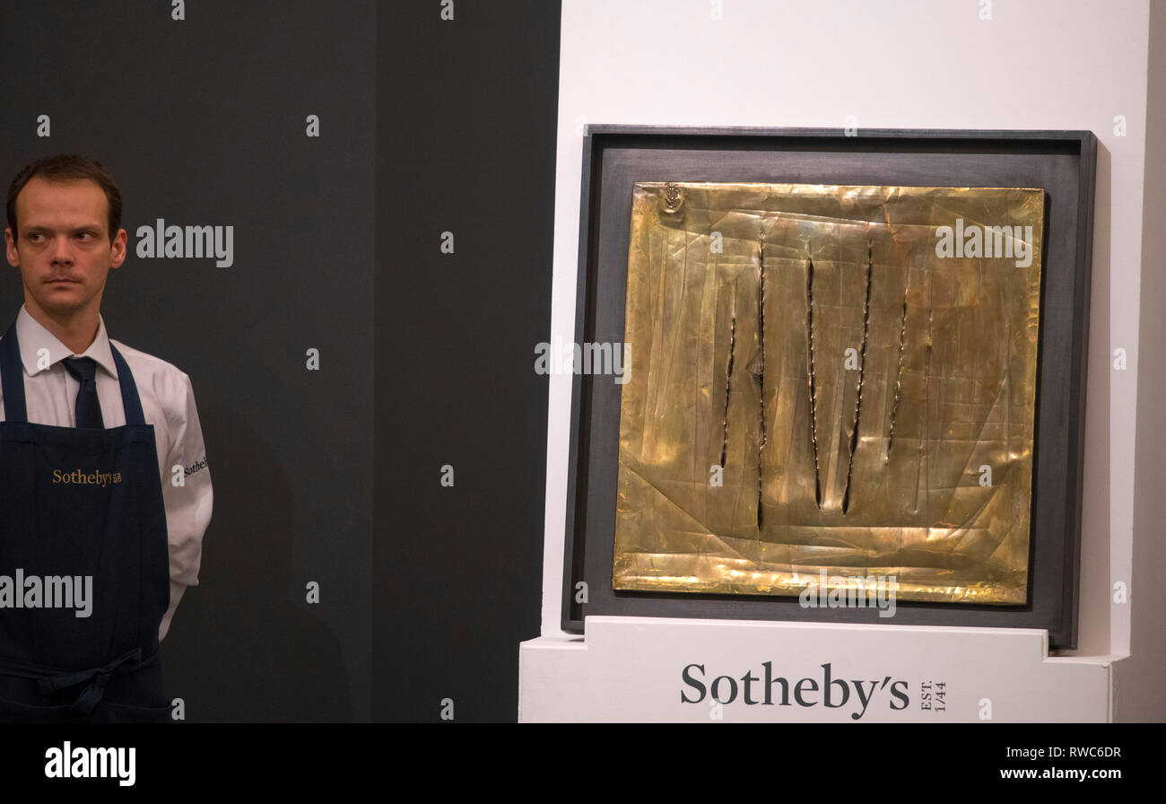 Sotheby's, New Bond Street, London, UK. 5. März, 2019. In der zeitgenössischen Kunst abend Verkauf Lucio Fontana "Concetto spaziale, New York 8' verkauft für £ 2,655,000. Credit: Malcolm Park/Alamy Leben Nachrichten. Stockfoto