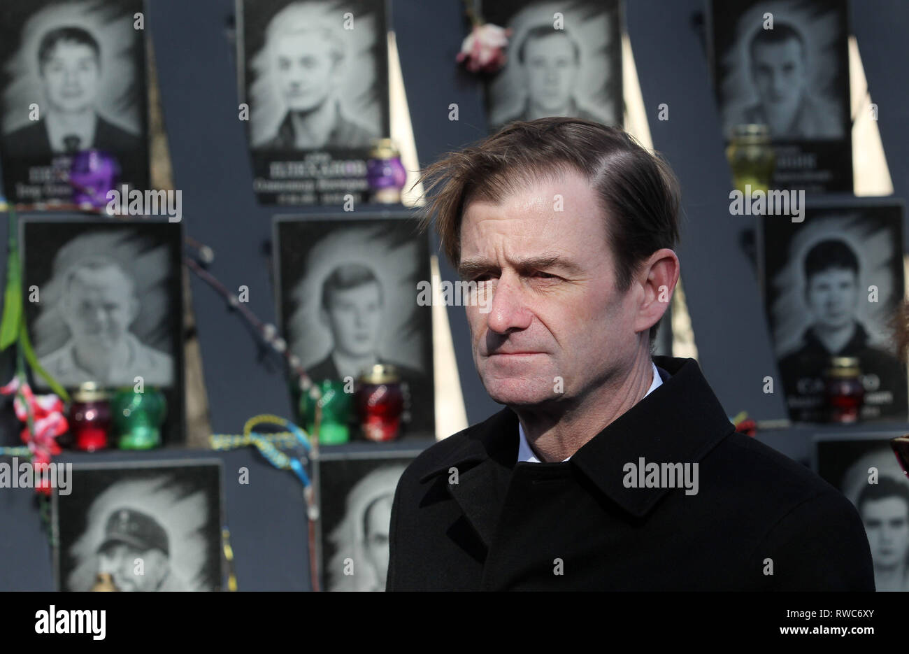 Kiew, Ukraine. 6 Mär, 2019. Unter Staatssekretär für politische Angelegenheiten, DAVID HALE besucht die Gedenkstätte für Maidan Aktivisten der "Helden der Himmlischen Hundert', die auf dem Maidan während Protesten gegen die Regierung im Jahr 2014 getötet wurden, in der Nähe der Platz der Unabhängigkeit in Kiew, Ukraine, 06. März 2019. Der Staatssekretär David Hale Besuche der Ukraine am März 5-7 mit hochrangigen ukrainischen Beamten und Politiker zu treffen US-Unterstützung für die Souveränität und territoriale Integrität der Ukraine zu bekräftigen und das anhaltende Aggression in der Ukraine, einschließlich der am 25. November Kertsch att verurteilen Stockfoto