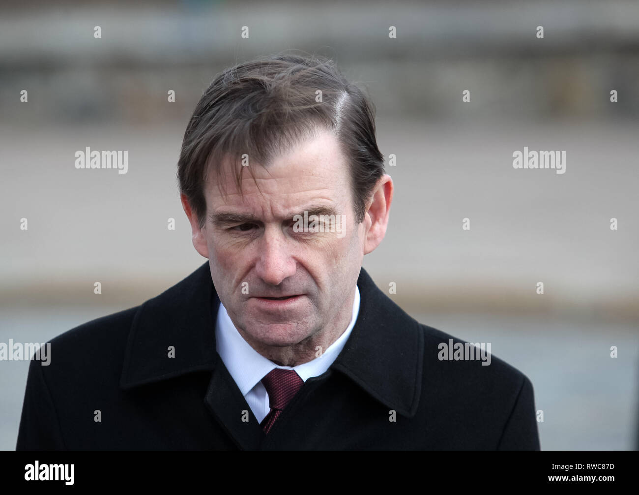 Kiew, Kiew, Ukraine. 6 Mär, 2019. Us-Staatssekretär für Politische Angelegenheiten, David Hale gesehen besucht die Gedenkstätte für Maidan Aktivisten betitelte die "Helden der Himmlischen Hundert', die auf dem Maidan während Protesten gegen die Regierung im Jahr 2014 getötet wurden, in Kiew, Ukraine. David Hale Besuche der Ukraine mit hochrangigen ukrainischen Beamten und Politiker zu treffen anstehenden Präsidentschaftswahlen, die Korruptionsbekämpfung zu diskutieren, und Menschenrechte bei seinem Besuch am März 5-7 der ukrainischen Hauptstadt. Credit: Pavlo Gontschar/SOPA Images/ZUMA Draht/Alamy leben Nachrichten Stockfoto