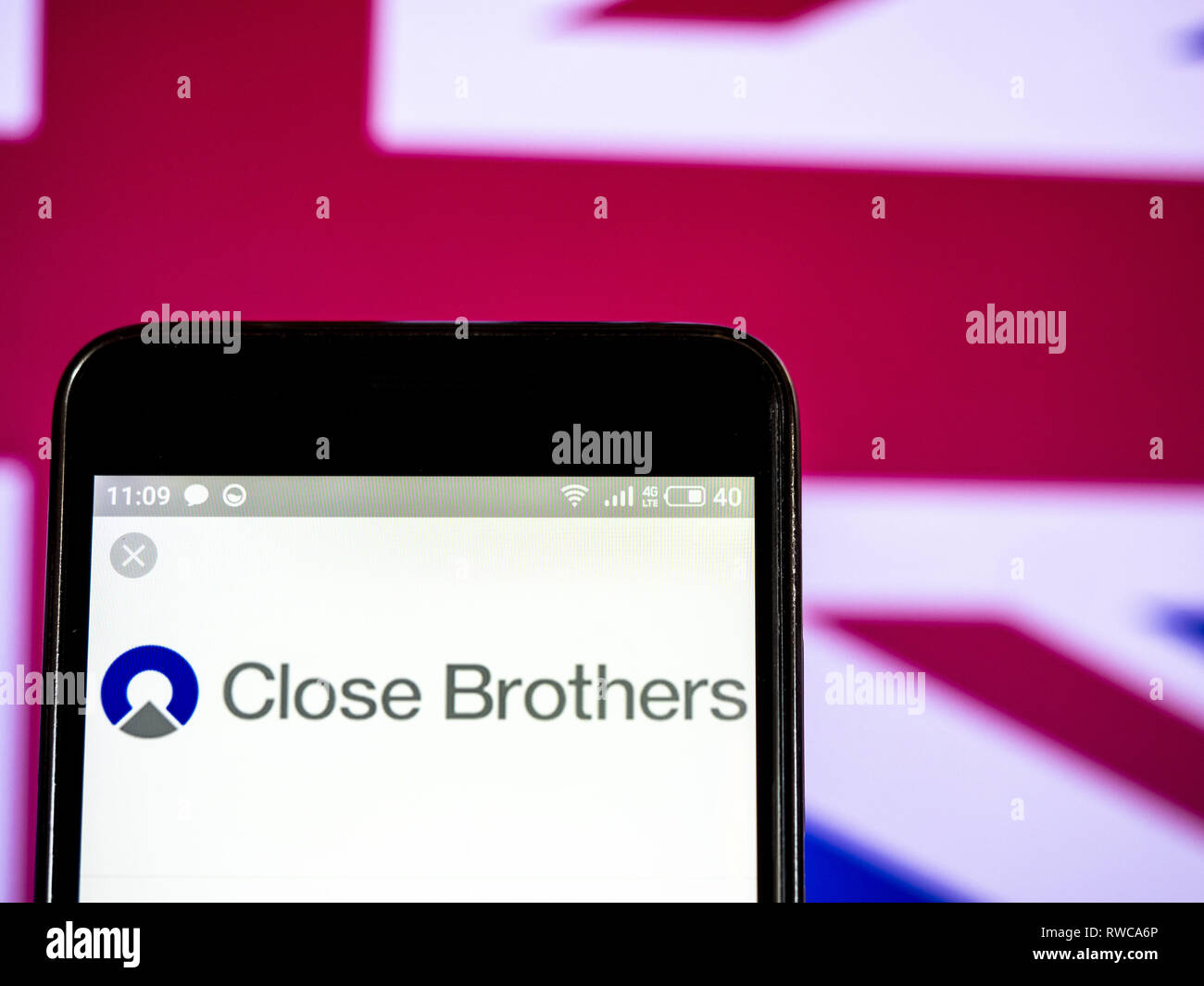 In der Ukraine. 6 Mär, 2019. Close Brothers Group plc Firmenlogo gesehen auf einem Smartphone angezeigt. Quelle: Igor Golovniov/SOPA Images/ZUMA Draht/Alamy leben Nachrichten Stockfoto