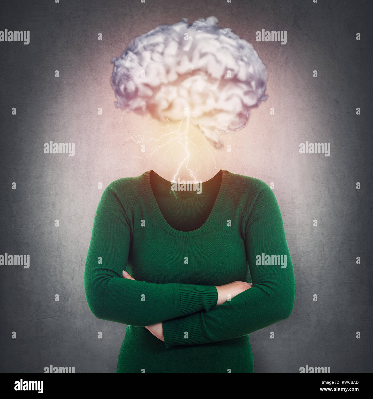 Frau mit kopf in den wolken Fotos und Bildmaterial in hoher Auflösung Alamy