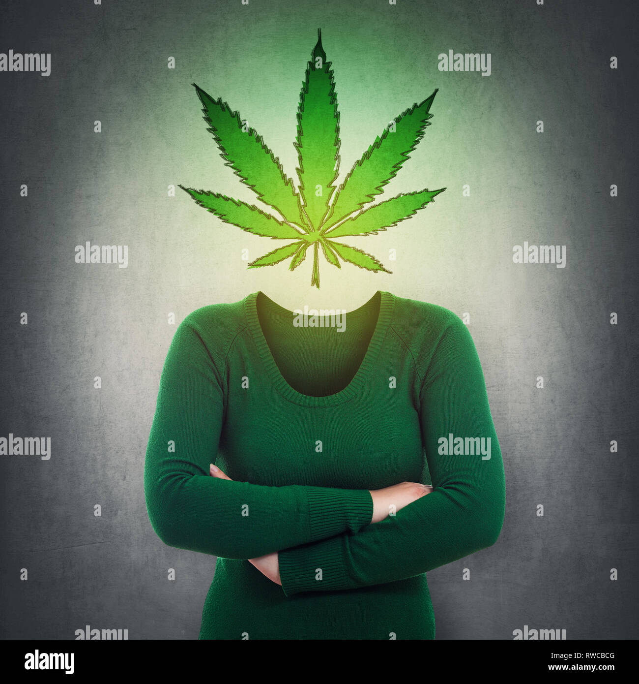 Surreale portrait anonyme Frau mit Marihuana Blatt Symbol statt Kopf über graue Wand. Legalisierung von Cannabis als Medikament. CBD Heilung sozialen iss Stockfoto