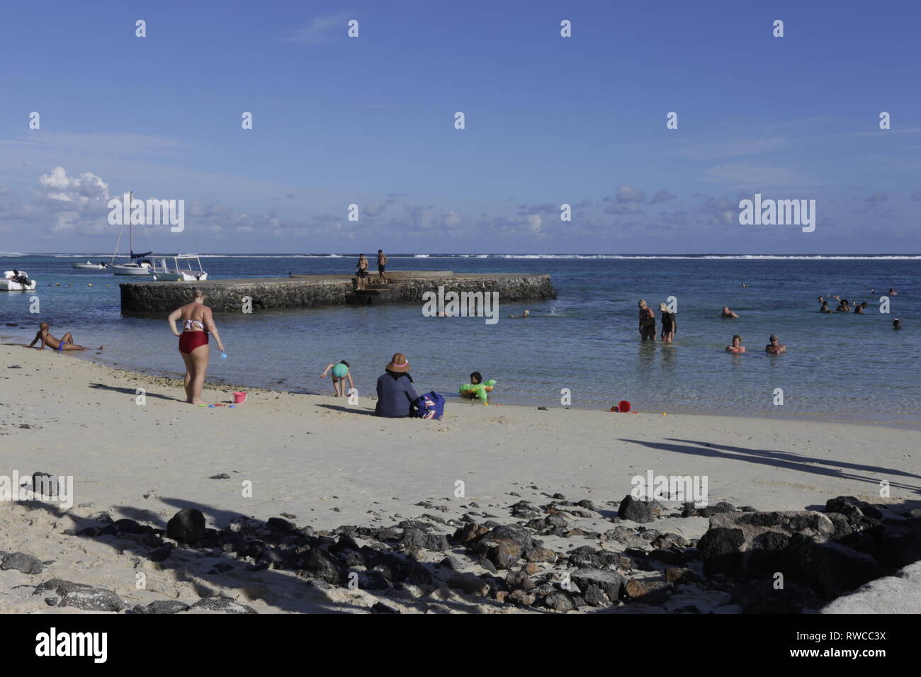 Fahrt mit dem Glasbodenboot, Schnorcheln im Blue Bay Mauritius. Eine Reise nach Blue Bay genießen, darunter Schnorcheln im Blue Bay Marine Park Stockfoto