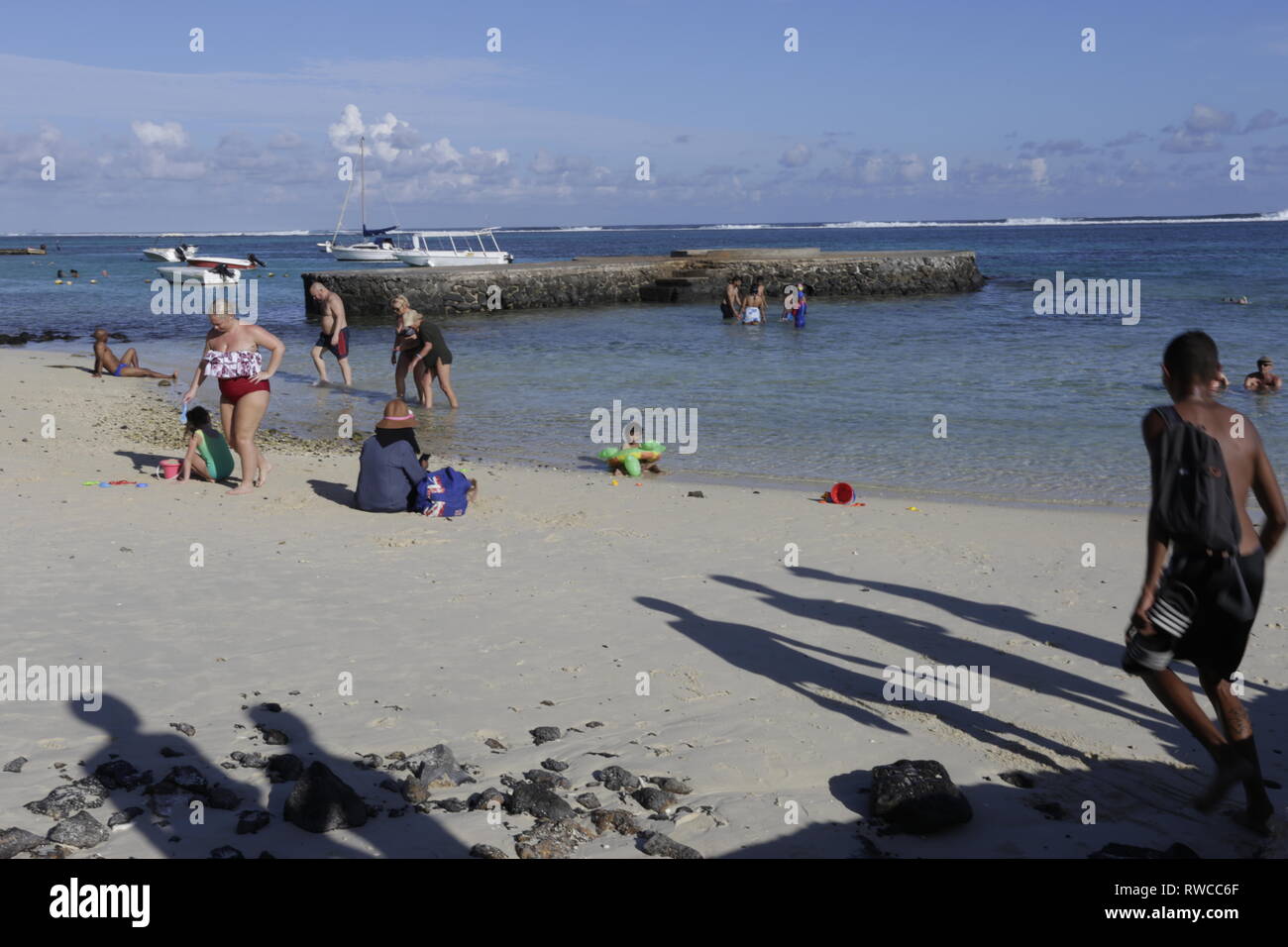 Fahrt mit dem Glasbodenboot, Schnorcheln im Blue Bay Mauritius. Eine Reise nach Blue Bay genießen, darunter Schnorcheln im Blue Bay Marine Park Stockfoto