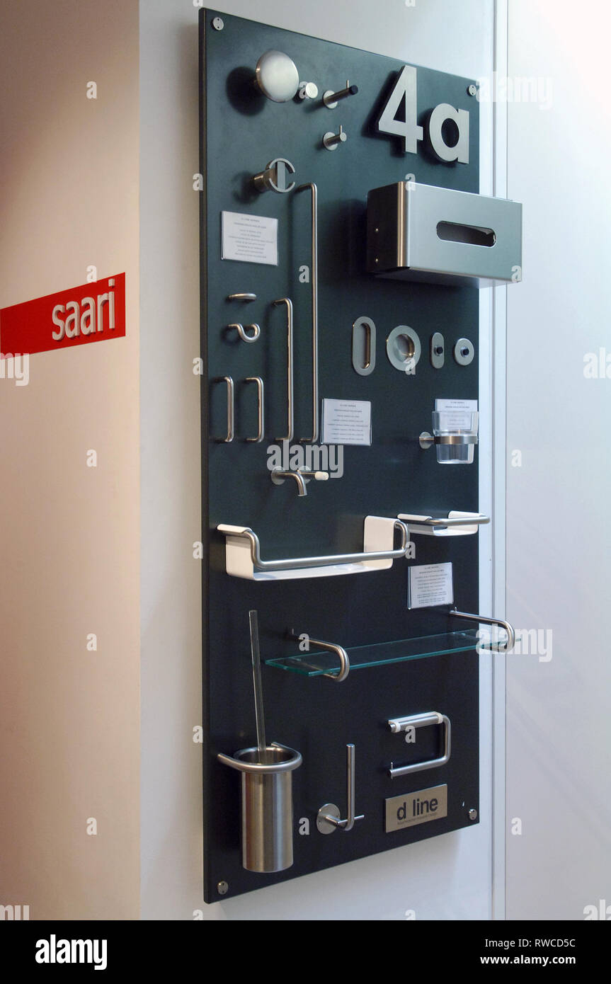 Verschiedene chrom Badezimmer Zubehör für Verkauf in Skandium auf einem schwarzen Brett. Stockfoto